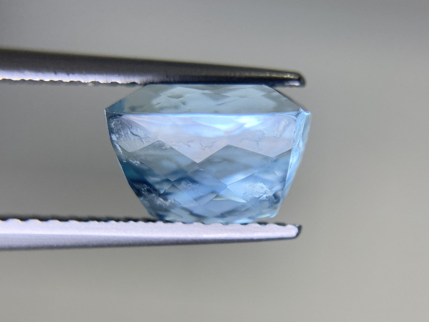 アクアマリン 3.222ct  宝石ソーティング付き  9.4㎜×7.3㎜×6.5㎜　  ルース（ 裸石 ） 2062Y