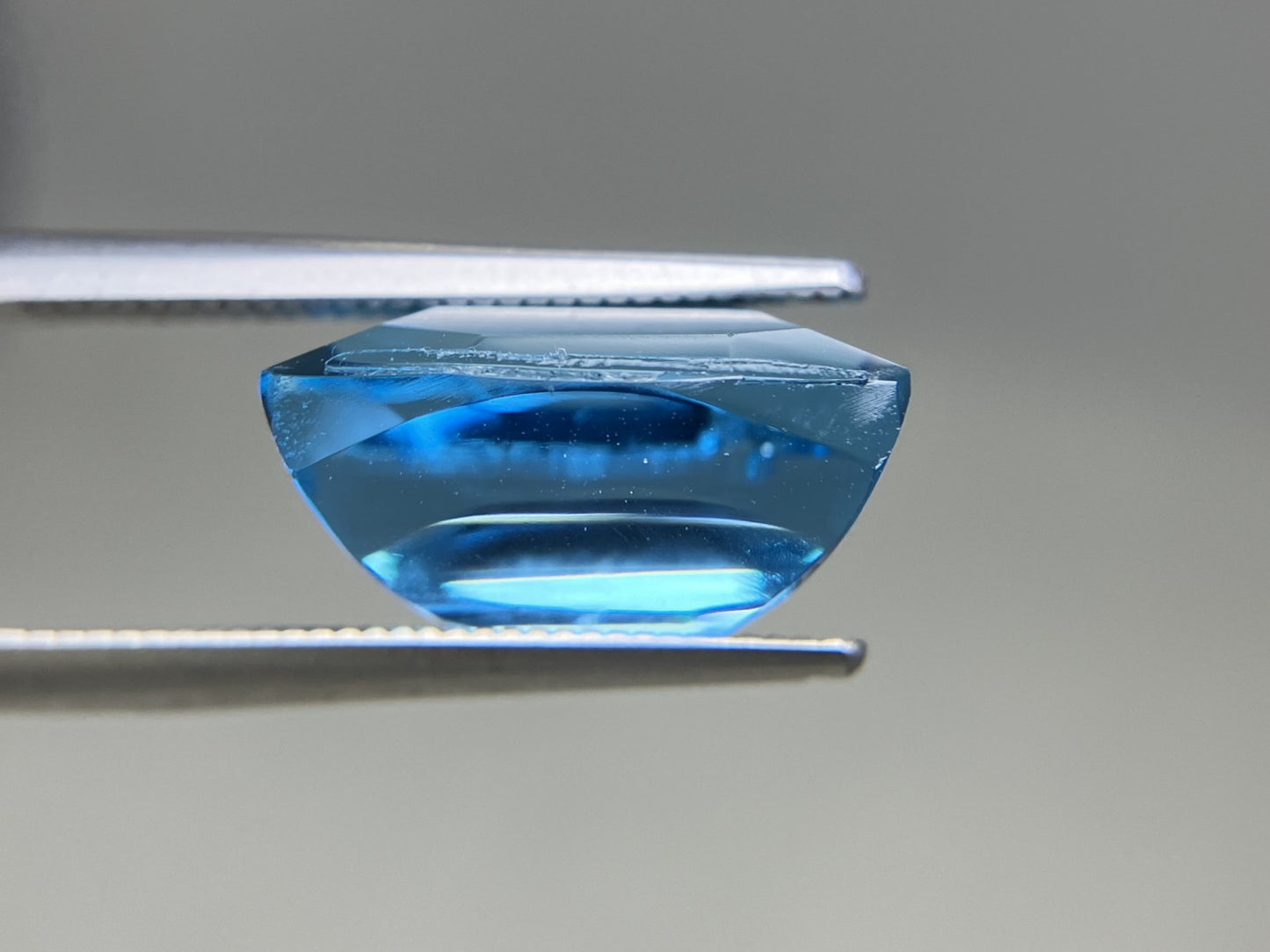 ブルートパーズ 天然 10.891ct 宝石ソーティング付き 13.6㎜×10.2㎜×7.5㎜ ルース（ 裸石 ） 8229YY