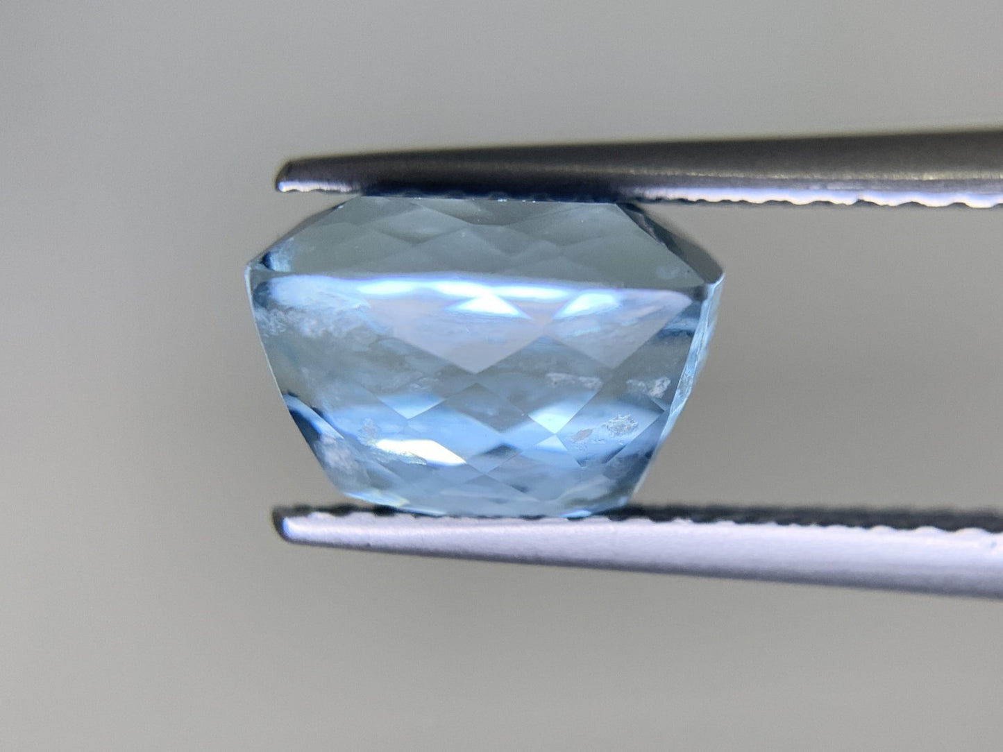 アクアマリン 3.222ct  宝石ソーティング付き  9.4㎜×7.3㎜×6.5㎜　  ルース（ 裸石 ） 2062Y