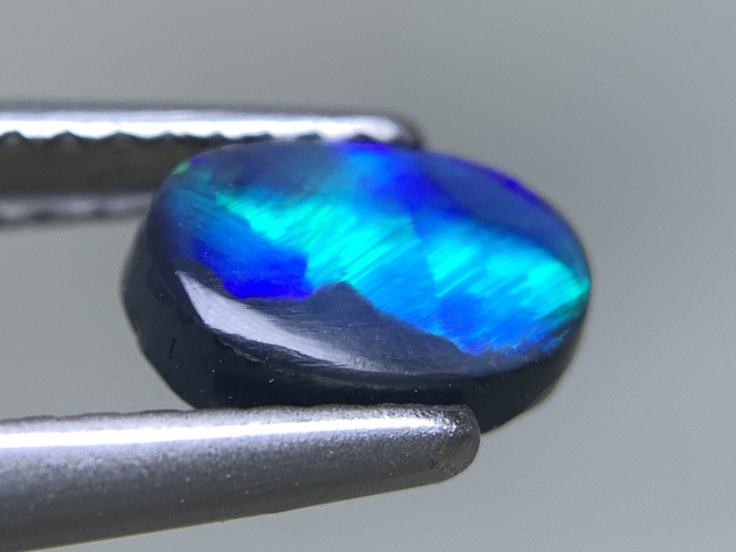 ブラックオパール 天然 0.831ct 中央宝石ソーティング付き 7.3㎜×5.5㎜×3.1㎜ ルース（ 裸石 ） 6955Y