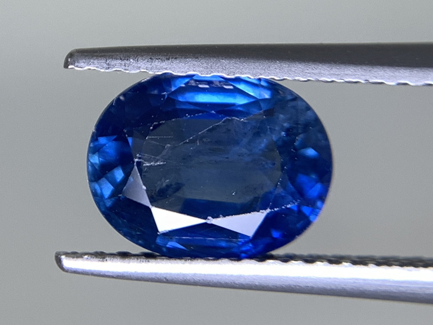 サファイア  天然  2.202ct  中央宝石ソーティング付き  8.67㎜×6.77㎜×3.98㎜   天然 ルース（ 裸石 ） 5410Y