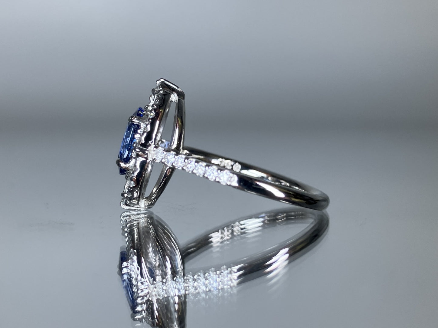 サファイア 1.38ct コンフラワーブルー Cornflower Blue AIGS鑑別書 D0.34ct PT900 5.0g 指輪 （JP12号） サイズ直し無料 1473S