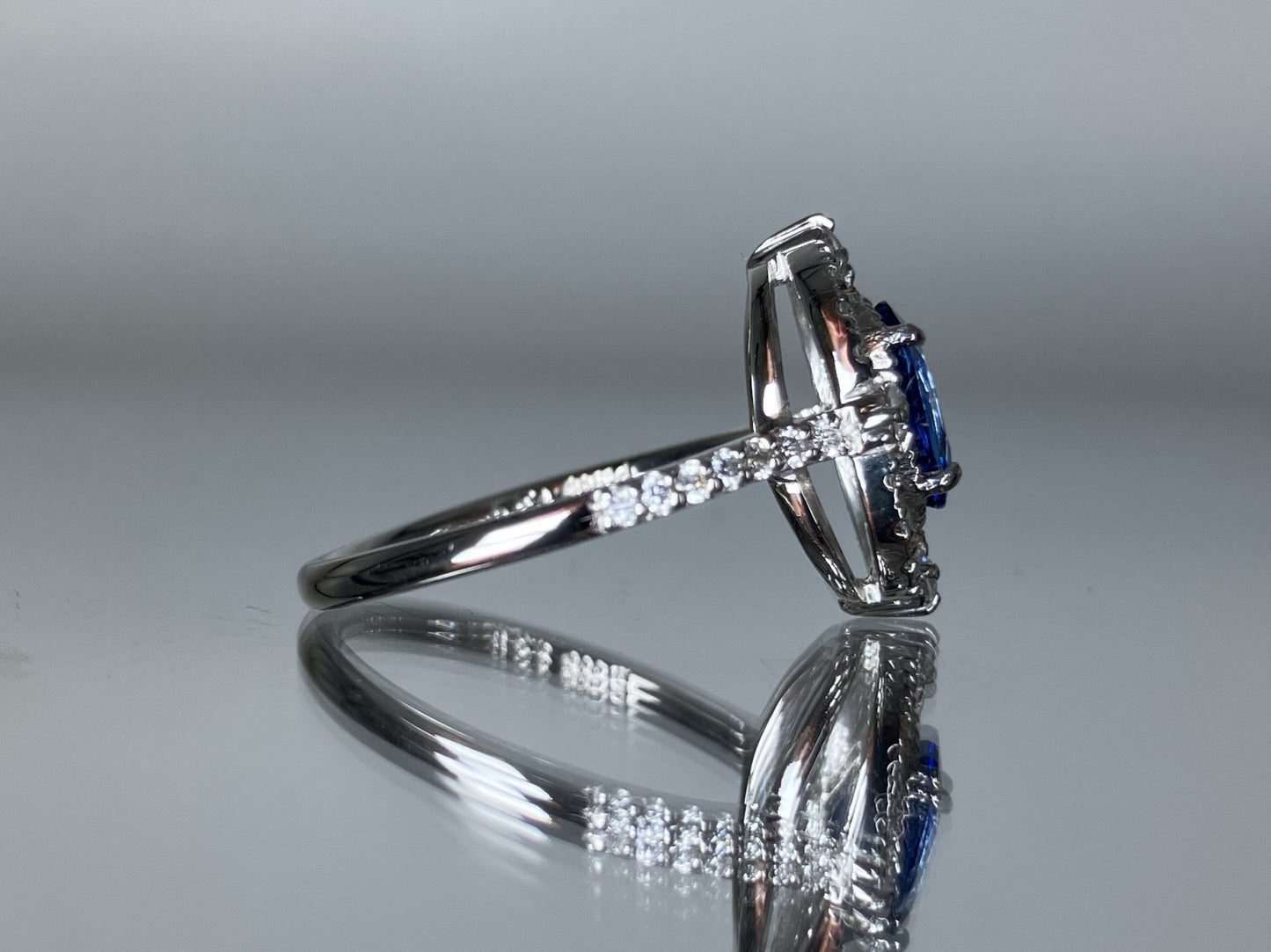 サファイア 1.38ct コンフラワーブルー Cornflower Blue AIGS鑑別書 D0.34ct PT900 5.0g 指輪 （JP12号） サイズ直し無料 1473S