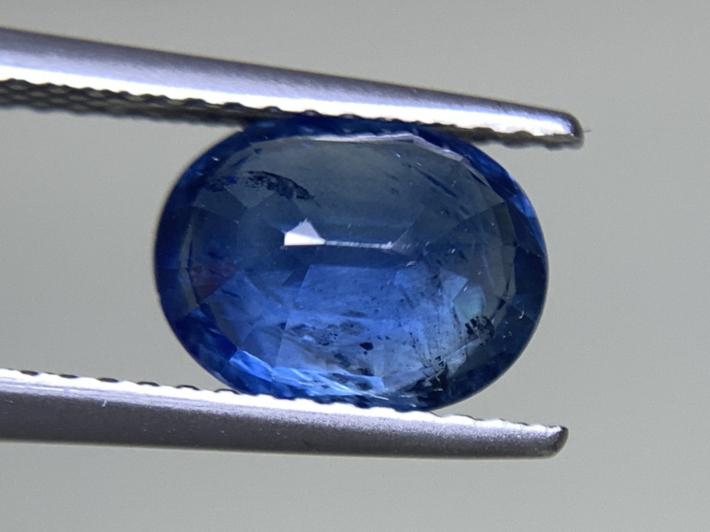 サファイア  天然  2.202ct  中央宝石ソーティング付き  8.67㎜×6.77㎜×3.98㎜   天然 ルース（ 裸石 ） 5410Y