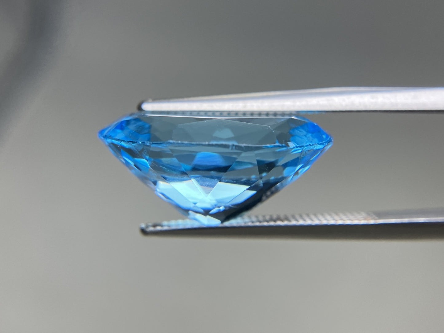 ブルートパーズ 天然 14.632ct 宝石ソーティング付き 17.9㎜×12.9㎜×8.8㎜ ルース（ 裸石 ） 8228YY