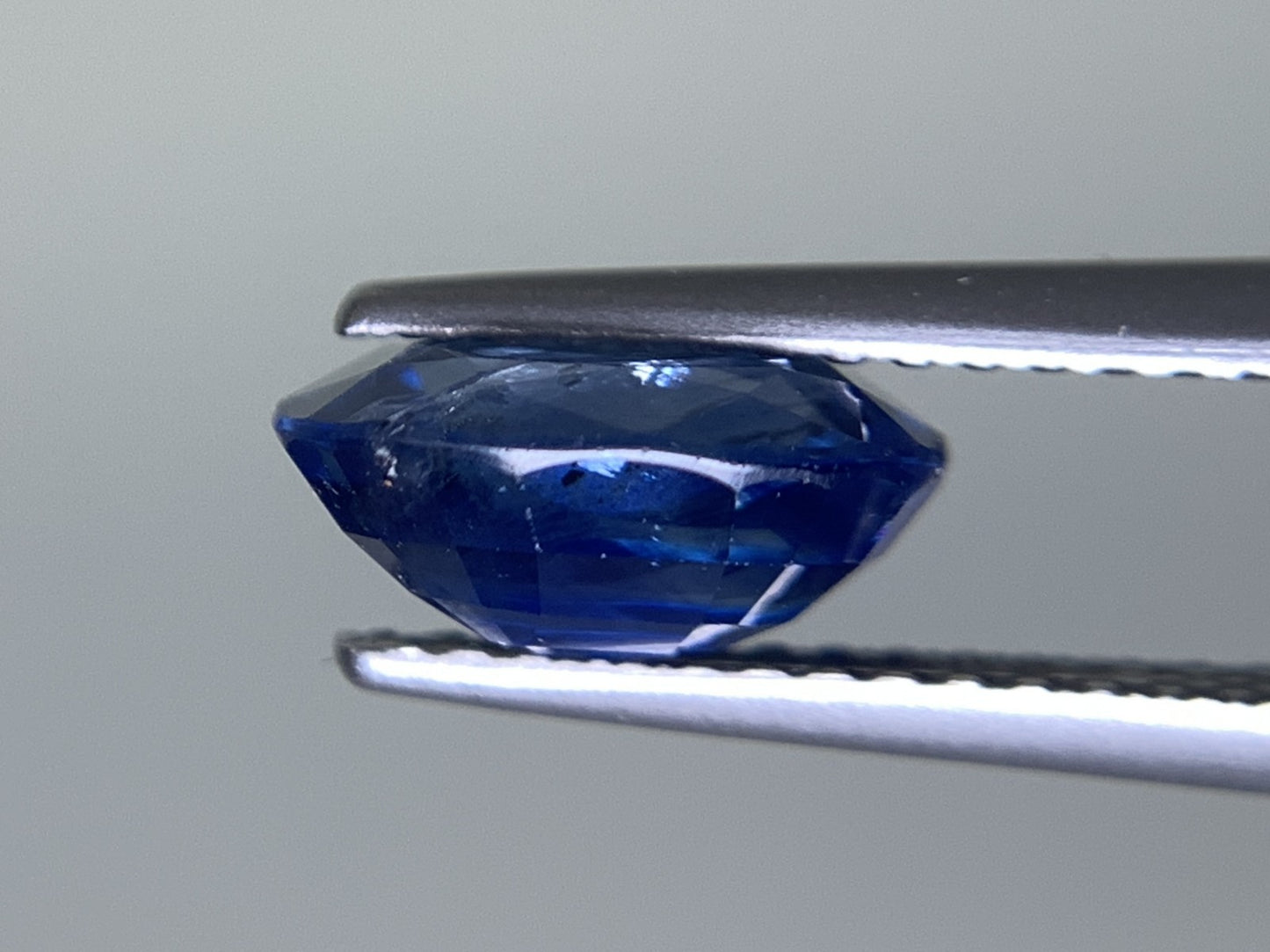 サファイア  天然  2.202ct  中央宝石ソーティング付き  8.67㎜×6.77㎜×3.98㎜   天然 ルース（ 裸石 ） 5410Y