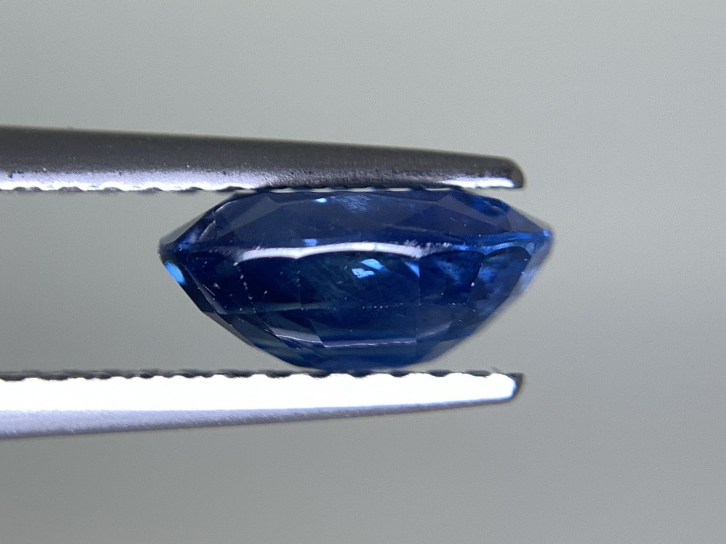 サファイア  天然  2.202ct  中央宝石ソーティング付き  8.67㎜×6.77㎜×3.98㎜   天然 ルース（ 裸石 ） 5410Y
