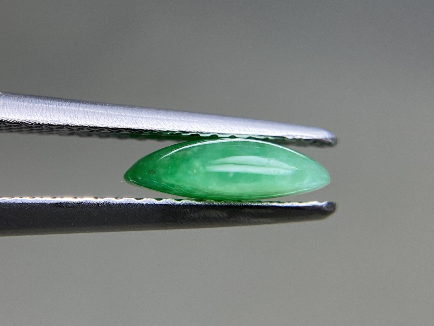 ヒスイ 翡翠  天然  1.261ct  宝石ソーティング付き  8.9㎜×6.4㎜×2.8㎜   天然 ルース（ 裸石 ） 5193YY