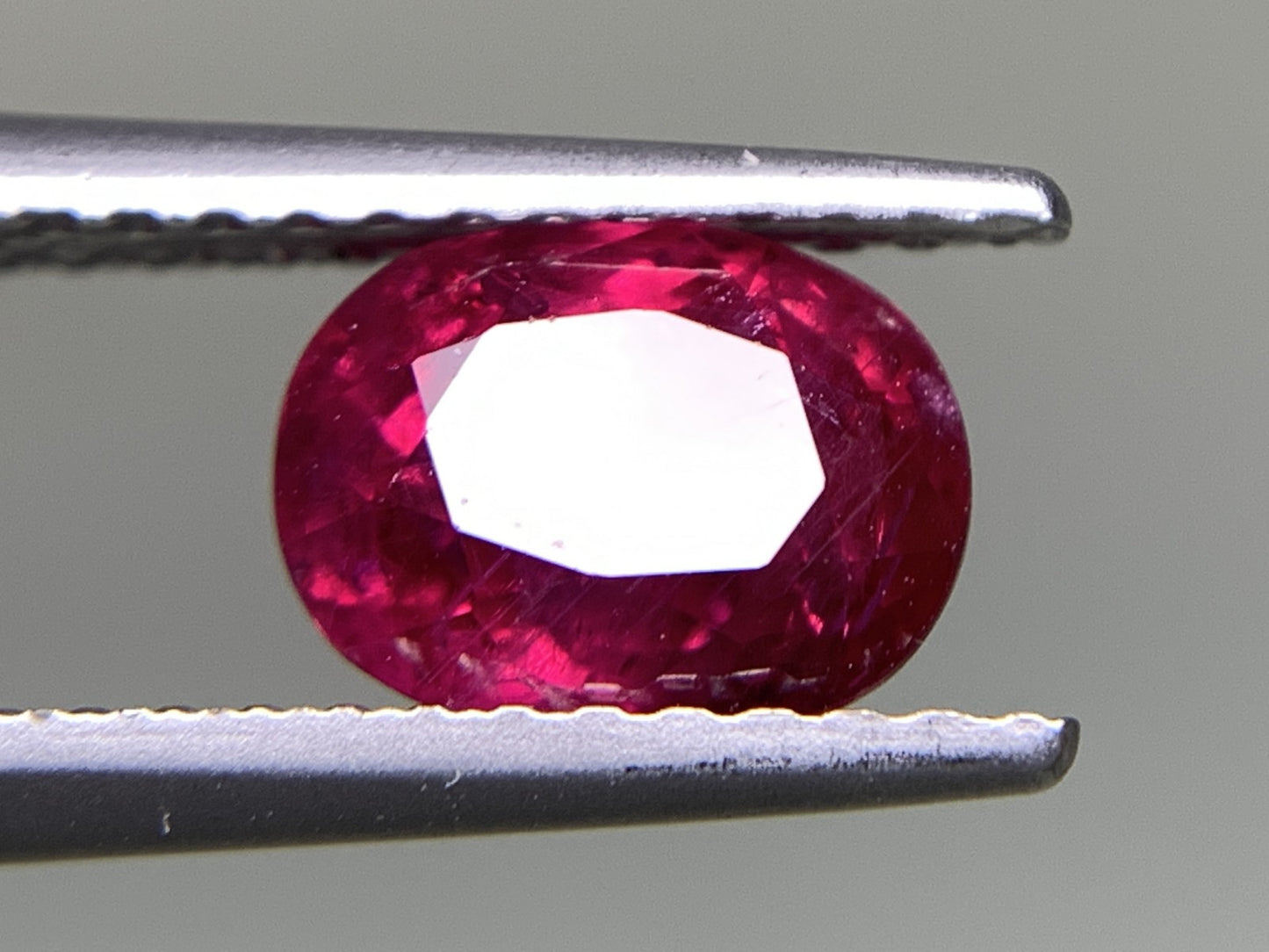 ルビー  天然  1.501ct  中央宝石ソーティング付き  7.23㎜×5.62㎜×4.32㎜   天然 ルース（ 裸石 ） 5411Y