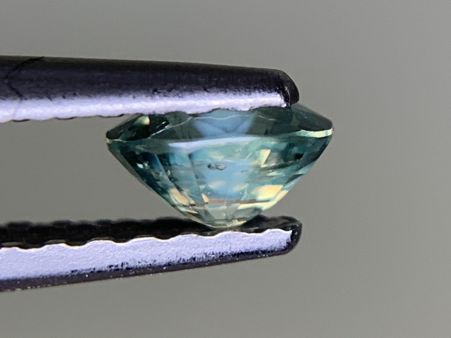 アレキサンドライト 0.305ct  宝石ソーティング付き  4.5㎜×3.3㎜×2.5㎜　  ルース（ 裸石 ） 2127Y