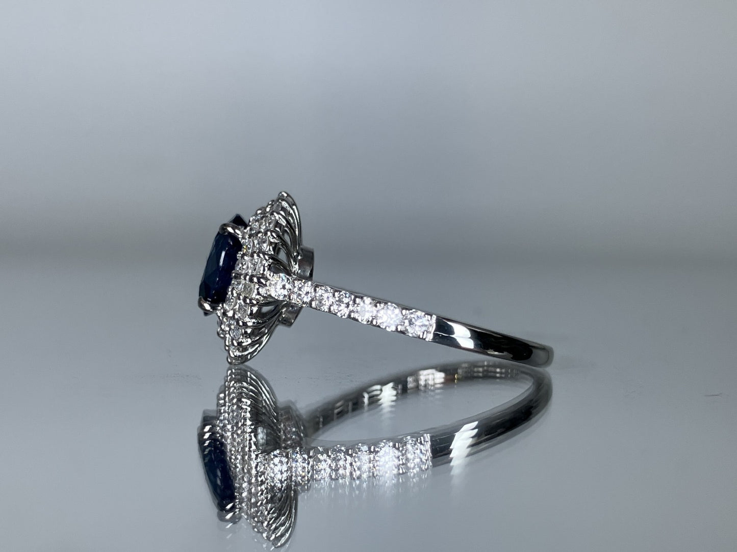 サファイア 1.58ct ロイヤルブルー Royal Blue AIGS鑑別書 D0.72ct PT900 5.3g 指輪 （JP13号） サイズ直し無料 7085S