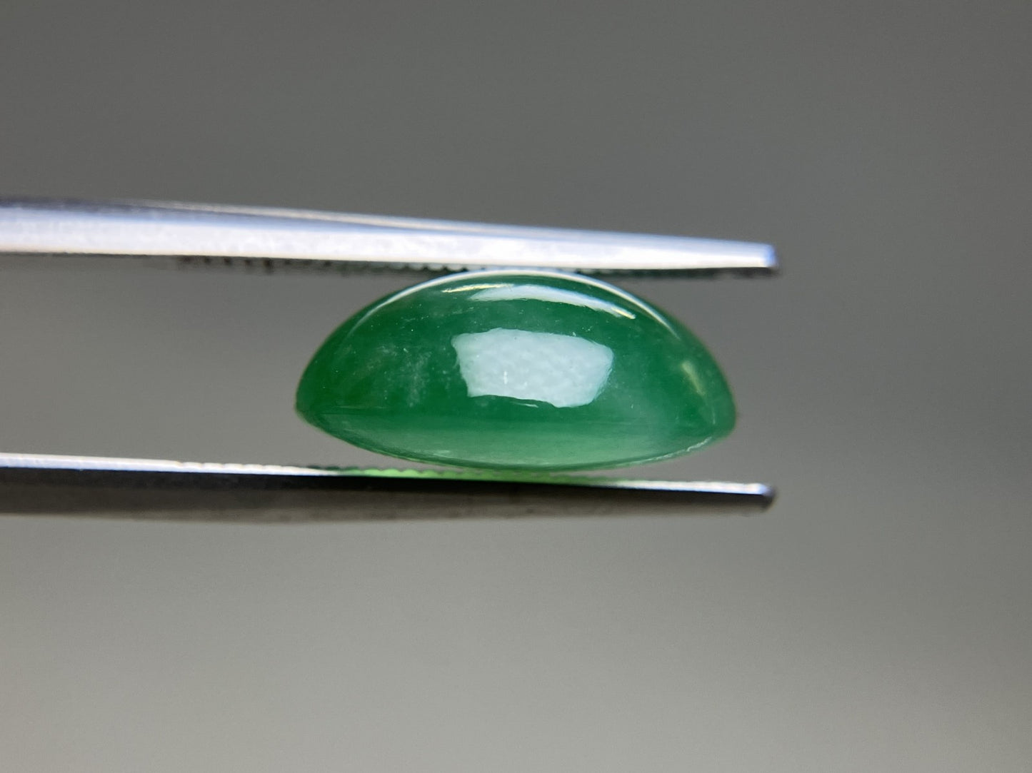 ヒスイ 翡翠  天然  8.634ct  宝石ソーティング付き  13.9㎜×11.1㎜×6.1㎜   天然 ルース（ 裸石 ） 5121YY