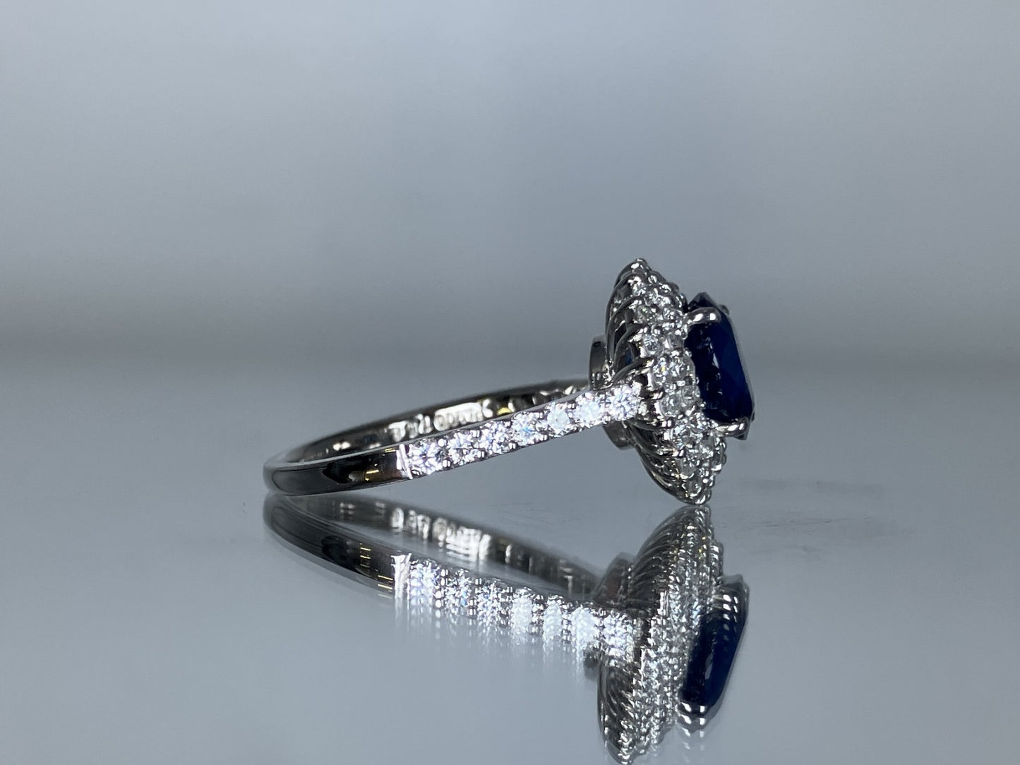 サファイア 1.58ct ロイヤルブルー Royal Blue AIGS鑑別書 D0.72ct PT900 5.3g 指輪 （JP13号） サイズ直し無料 7085S
