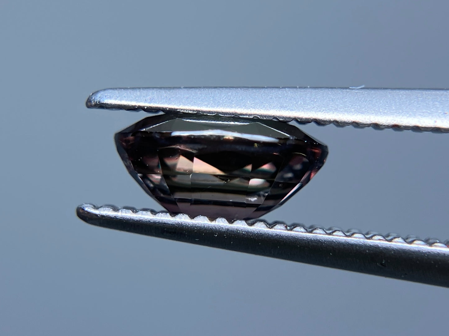 カラーチェンジサファイア 1.060ct 宝石ソーティング付き 6.6㎜×4.9㎜×3.3㎜ ルース（ 裸石 ） 3531S