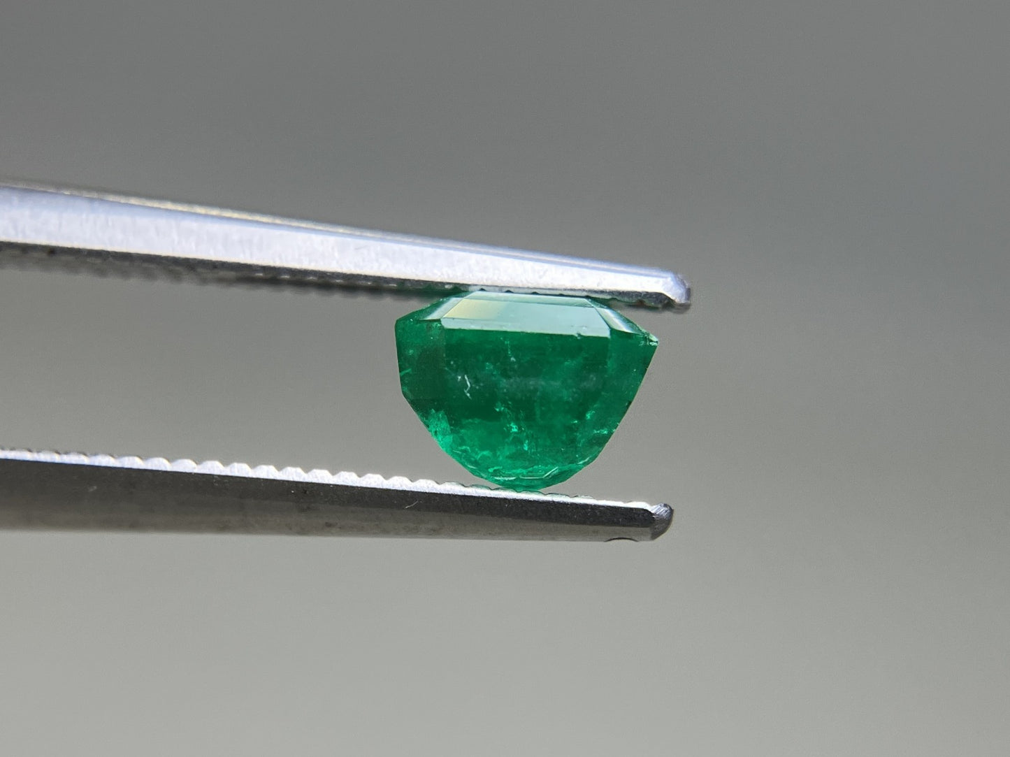 エメラルド 天然 1.071ct 中央宝石ソーティング付き 5.94㎜×5.16㎜×4.52㎜ 天然 ルース（ 裸石 ） 5185YY