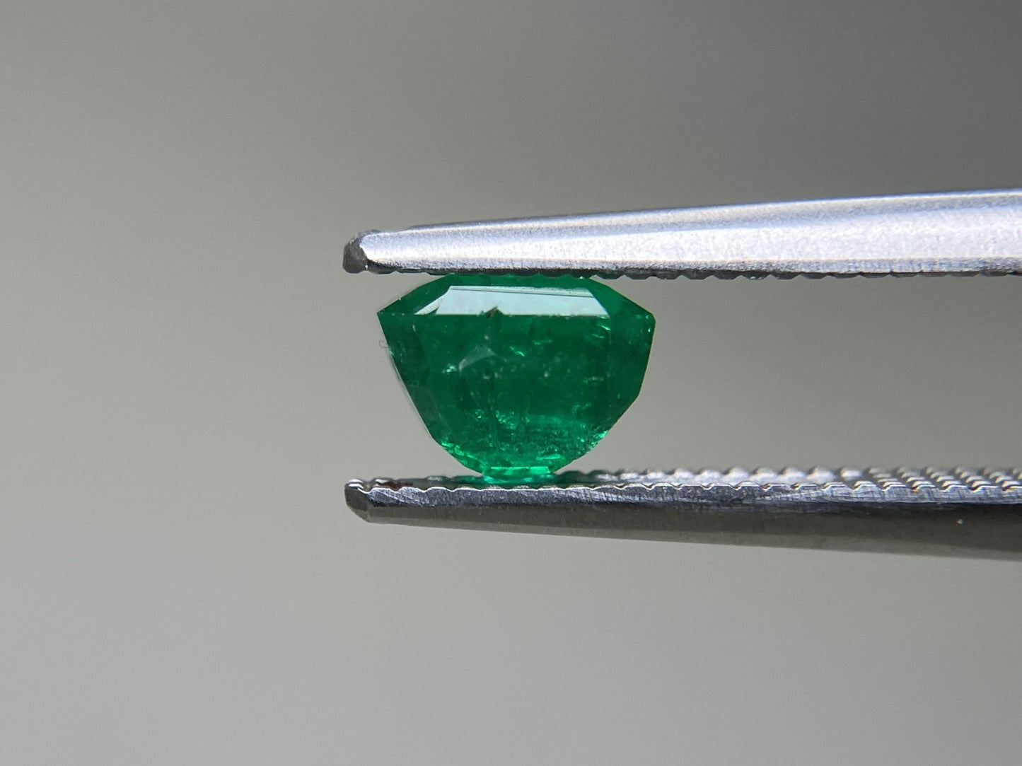 エメラルド 天然 1.071ct 中央宝石ソーティング付き 5.94㎜×5.16㎜×4.52㎜ 天然 ルース（ 裸石 ） 5185YY