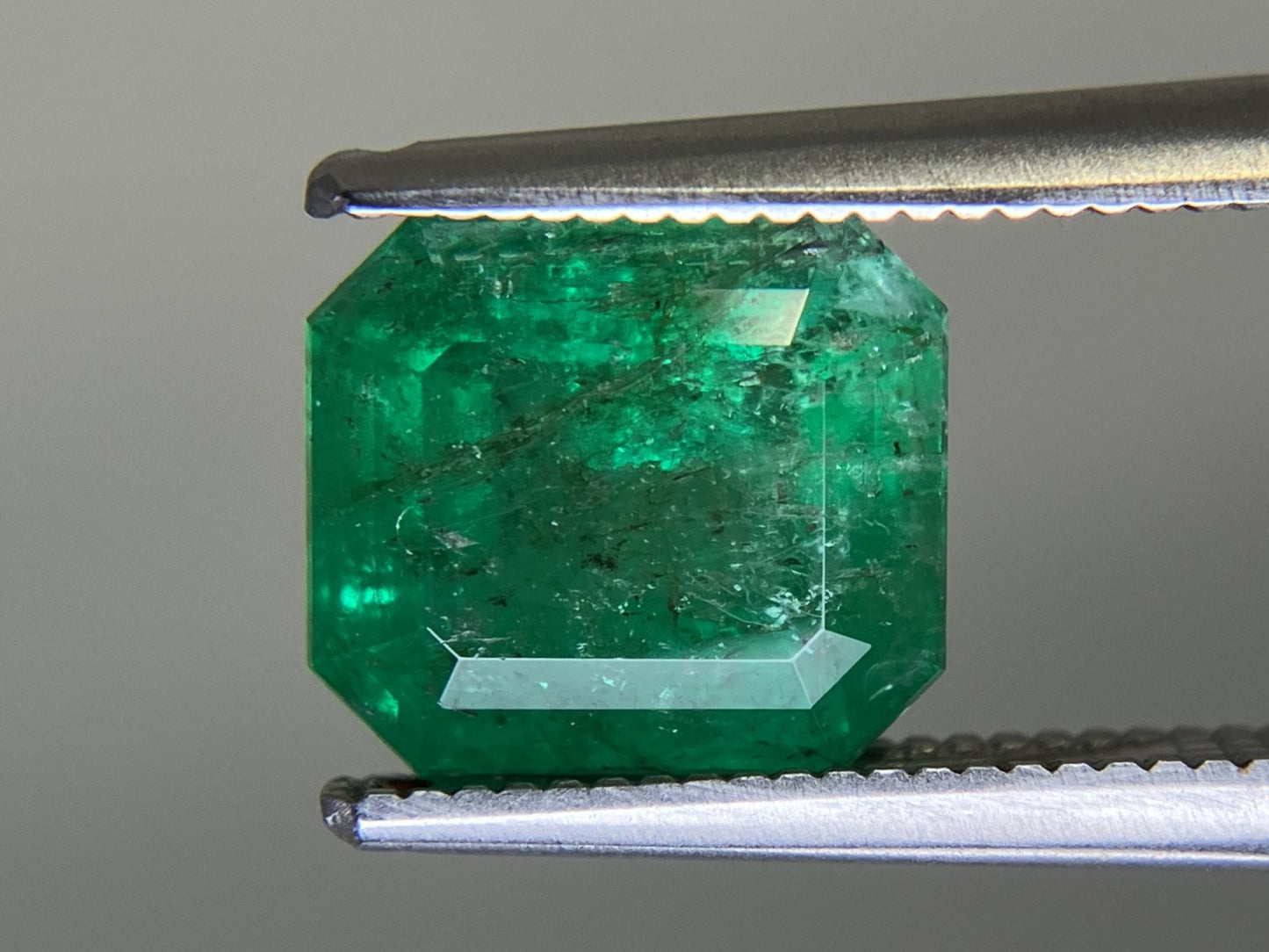 エメラルド 天然 2.393ct 中央宝石ソーティング付き 8.54㎜×7.63㎜×5.31㎜ 天然 ルース（ 裸石 ） 5190YY