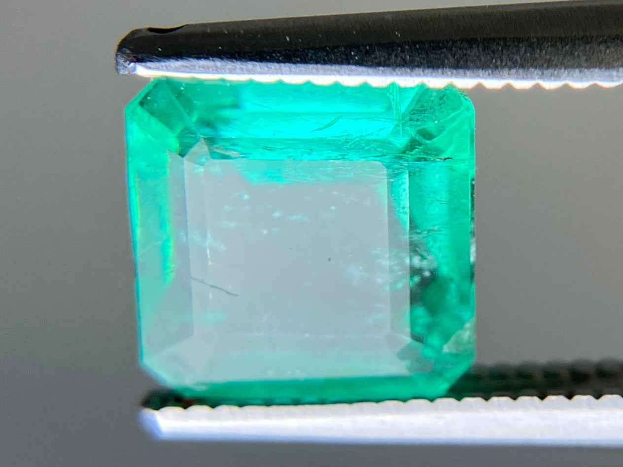 エメラルド 天然 2.114ct 宝石ソーティング付き 7.4㎜×7.3㎜×4.3㎜ ルース（ 裸石 ） 8152YY