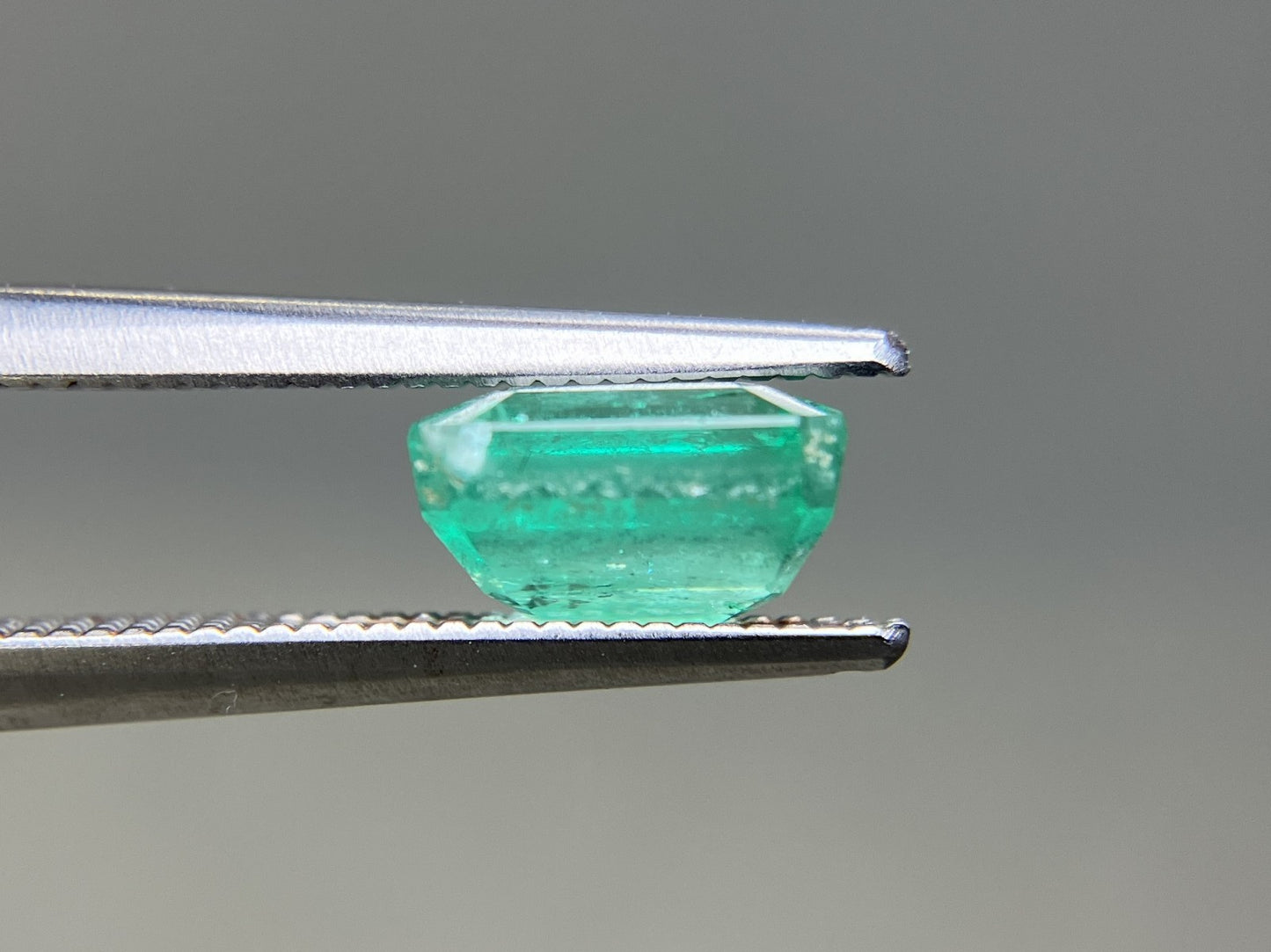 エメラルド 天然 2.114ct 宝石ソーティング付き 7.4㎜×7.3㎜×4.3㎜ ルース（ 裸石 ） 8152YY