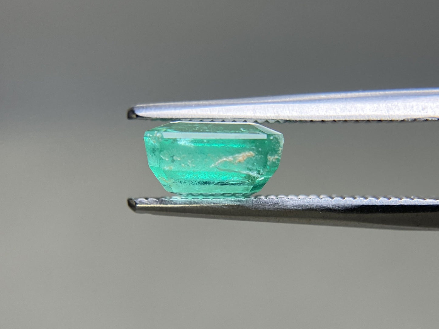 エメラルド 天然 2.114ct 宝石ソーティング付き 7.4㎜×7.3㎜×4.3㎜ ルース（ 裸石 ） 8152YY