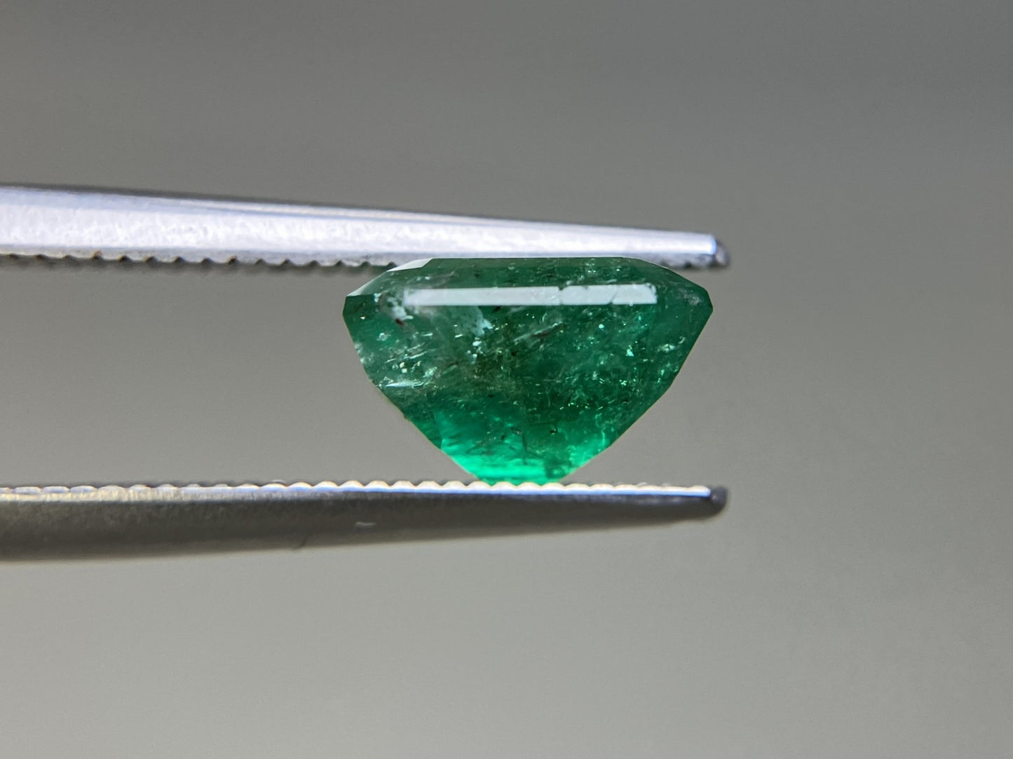 エメラルド 天然 2.393ct 中央宝石ソーティング付き 8.54㎜×7.63㎜×5.31㎜ 天然 ルース（ 裸石 ） 5190YY
