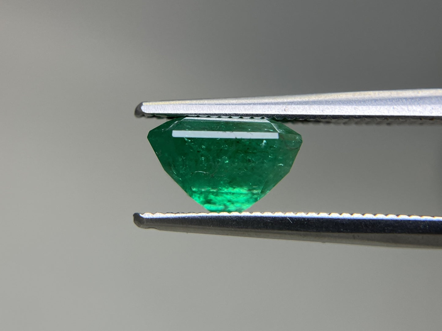 エメラルド 天然 2.393ct 中央宝石ソーティング付き 8.54㎜×7.63㎜×5.31㎜ 天然 ルース（ 裸石 ） 5190YY