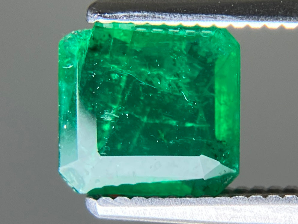 エメラルド 天然 0.829ct 宝石ソーティング付き 6.5㎜×6.2㎜×2.2㎜ ルース（ 裸石 ） 8147YY