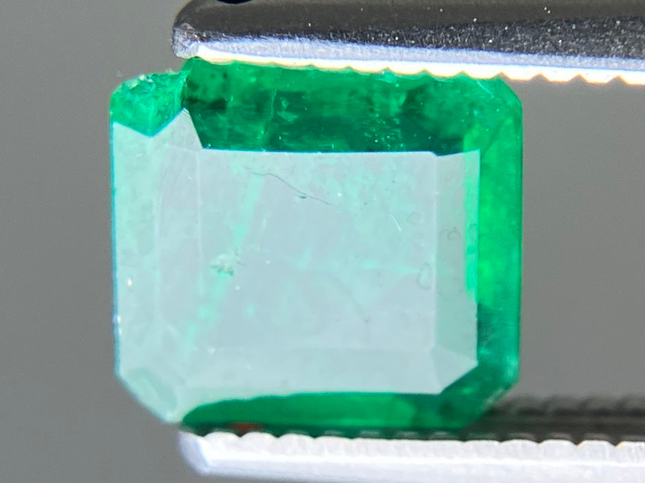 エメラルド 天然 0.829ct 宝石ソーティング付き 6.5㎜×6.2㎜×2.2㎜ ルース（ 裸石 ） 8147YY