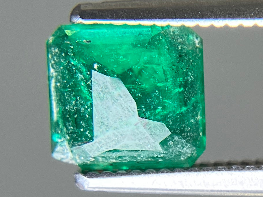 エメラルド 天然 0.829ct 宝石ソーティング付き 6.5㎜×6.2㎜×2.2㎜ ルース（ 裸石 ） 8147YY