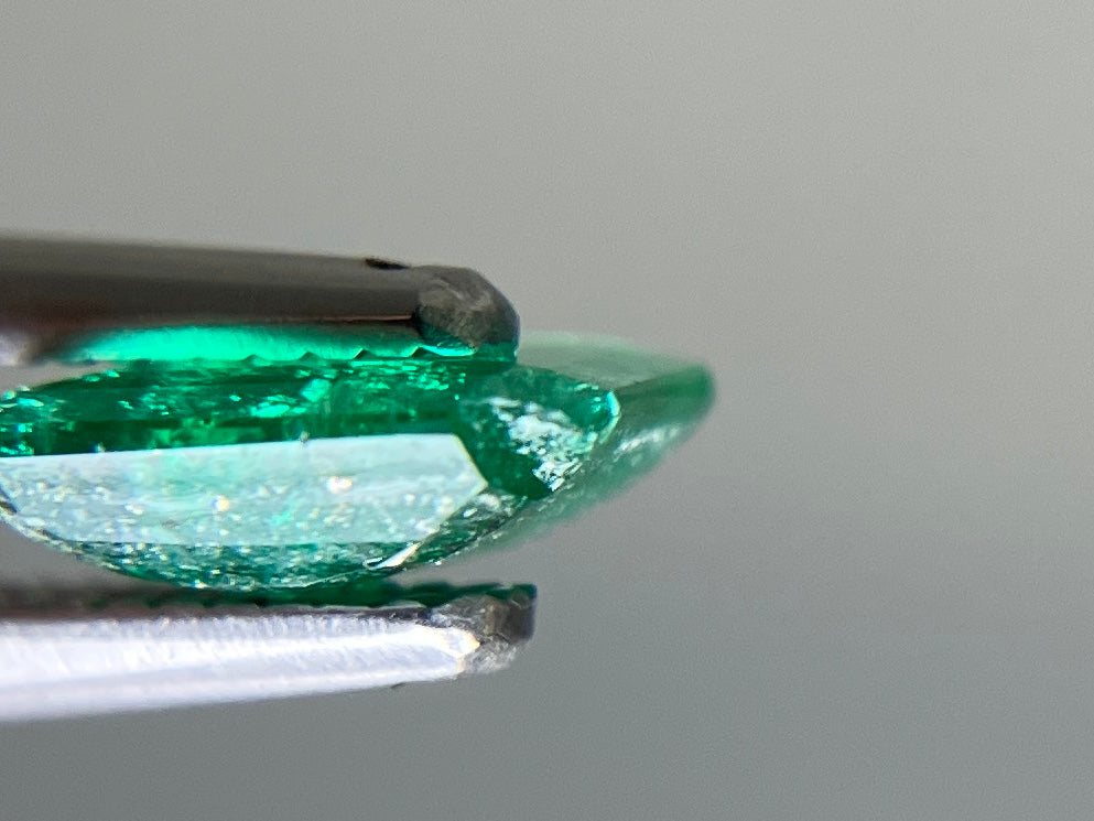 エメラルド 天然 0.829ct 宝石ソーティング付き 6.5㎜×6.2㎜×2.2㎜ ルース（ 裸石 ） 8147YY
