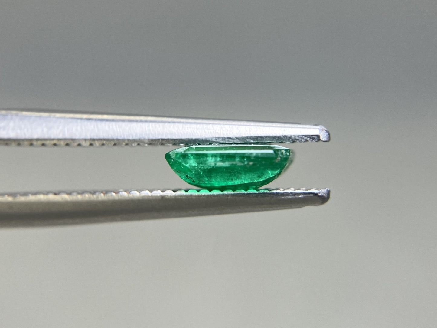 エメラルド 天然 0.829ct 宝石ソーティング付き 6.5㎜×6.2㎜×2.2㎜ ルース（ 裸石 ） 8147YY