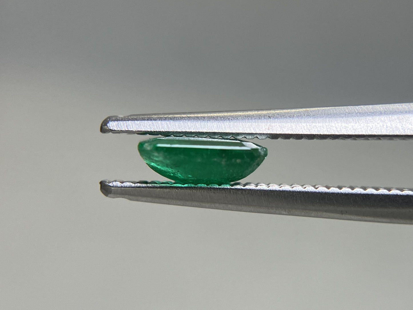 エメラルド 天然 0.829ct 宝石ソーティング付き 6.5㎜×6.2㎜×2.2㎜ ルース（ 裸石 ） 8147YY
