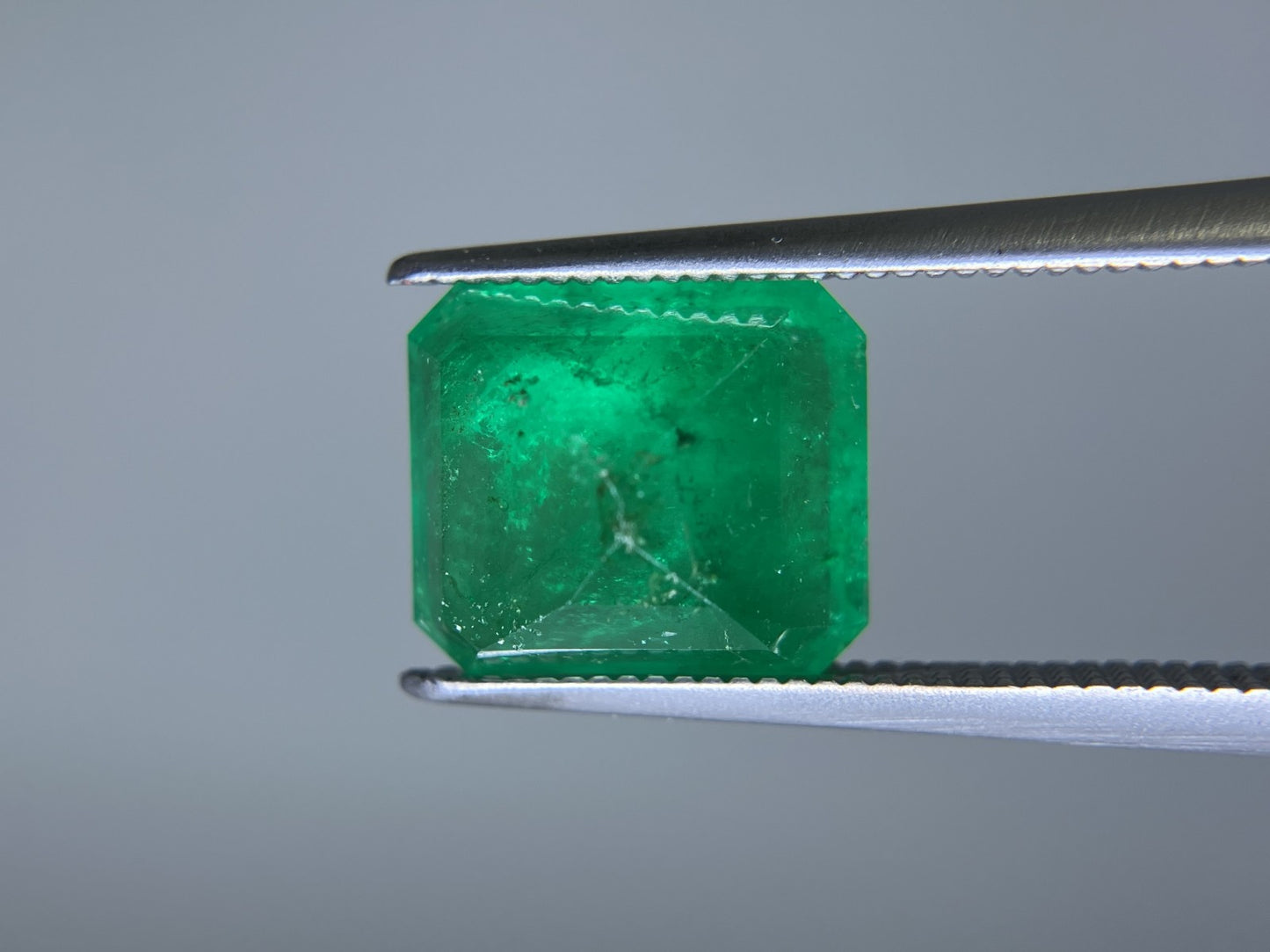 エメラルド 3.257ct 中央宝石ソーティング付き 9.8㎜×8.5㎜×5.2㎜ ルース（ 裸石 ） 3333S