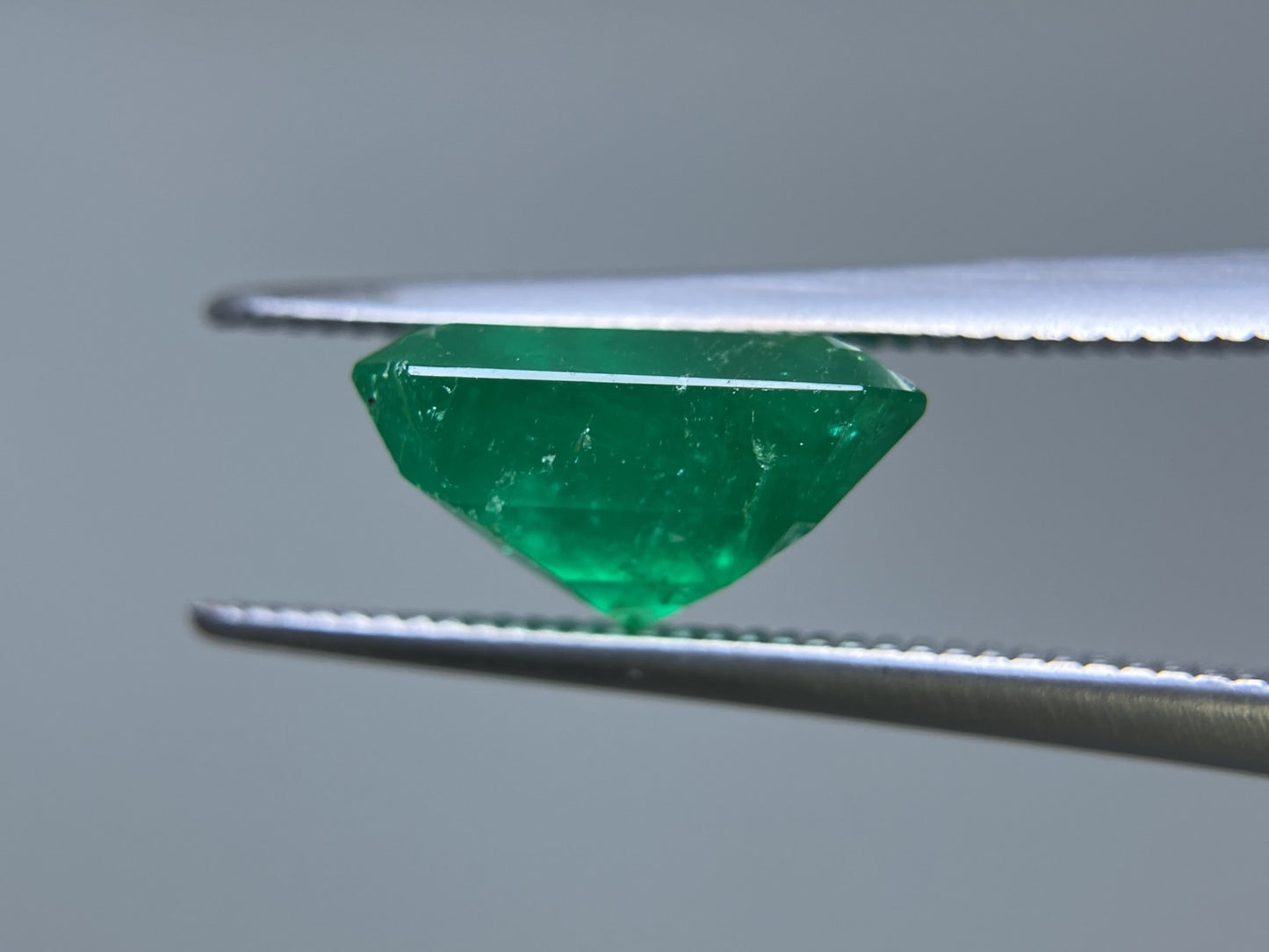 エメラルド 3.257ct 中央宝石ソーティング付き 9.8㎜×8.5㎜×5.2㎜ ルース（ 裸石 ） 3333S