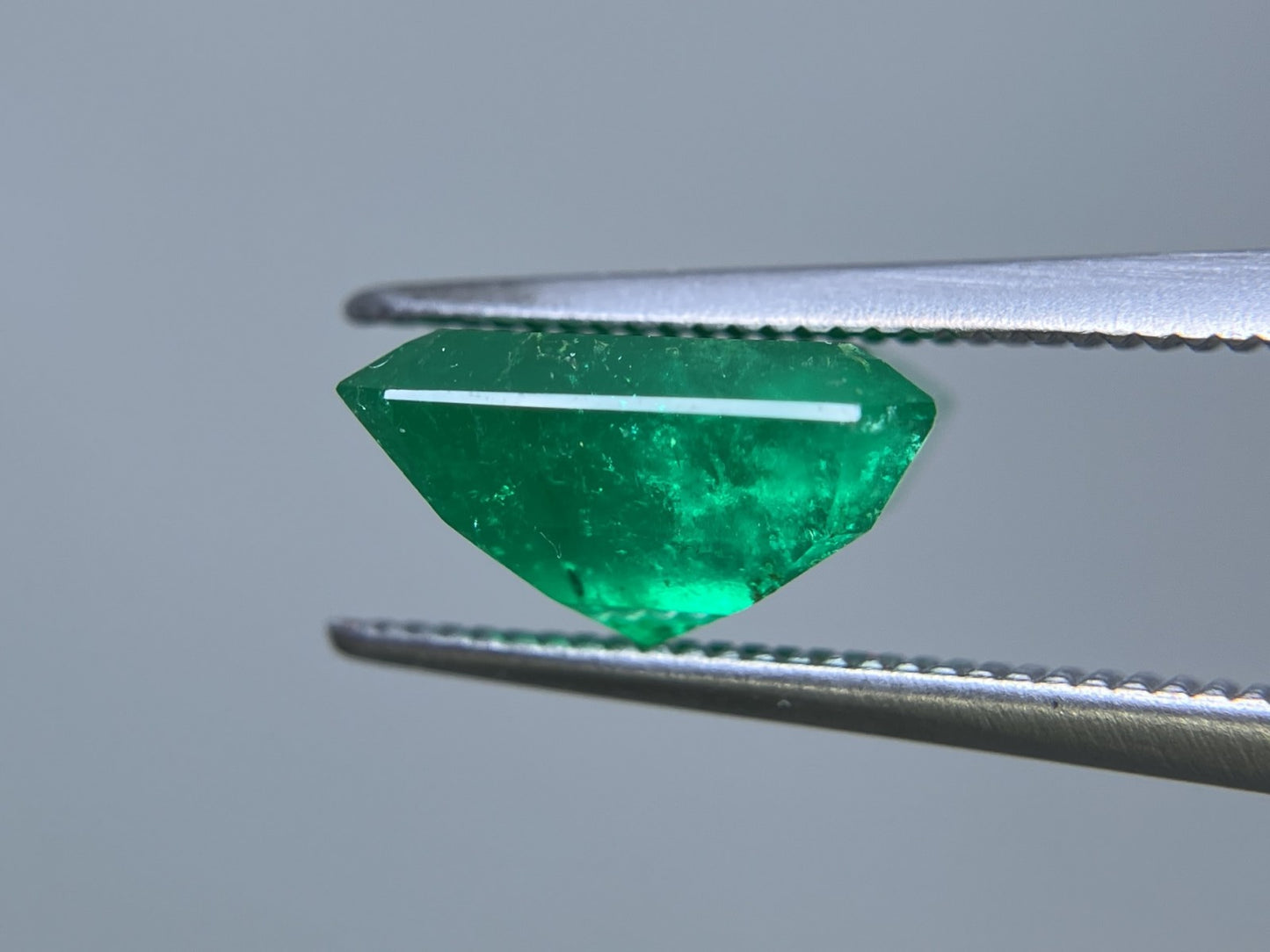 エメラルド 3.257ct 中央宝石ソーティング付き 9.8㎜×8.5㎜×5.2㎜ ルース（ 裸石 ） 3333S