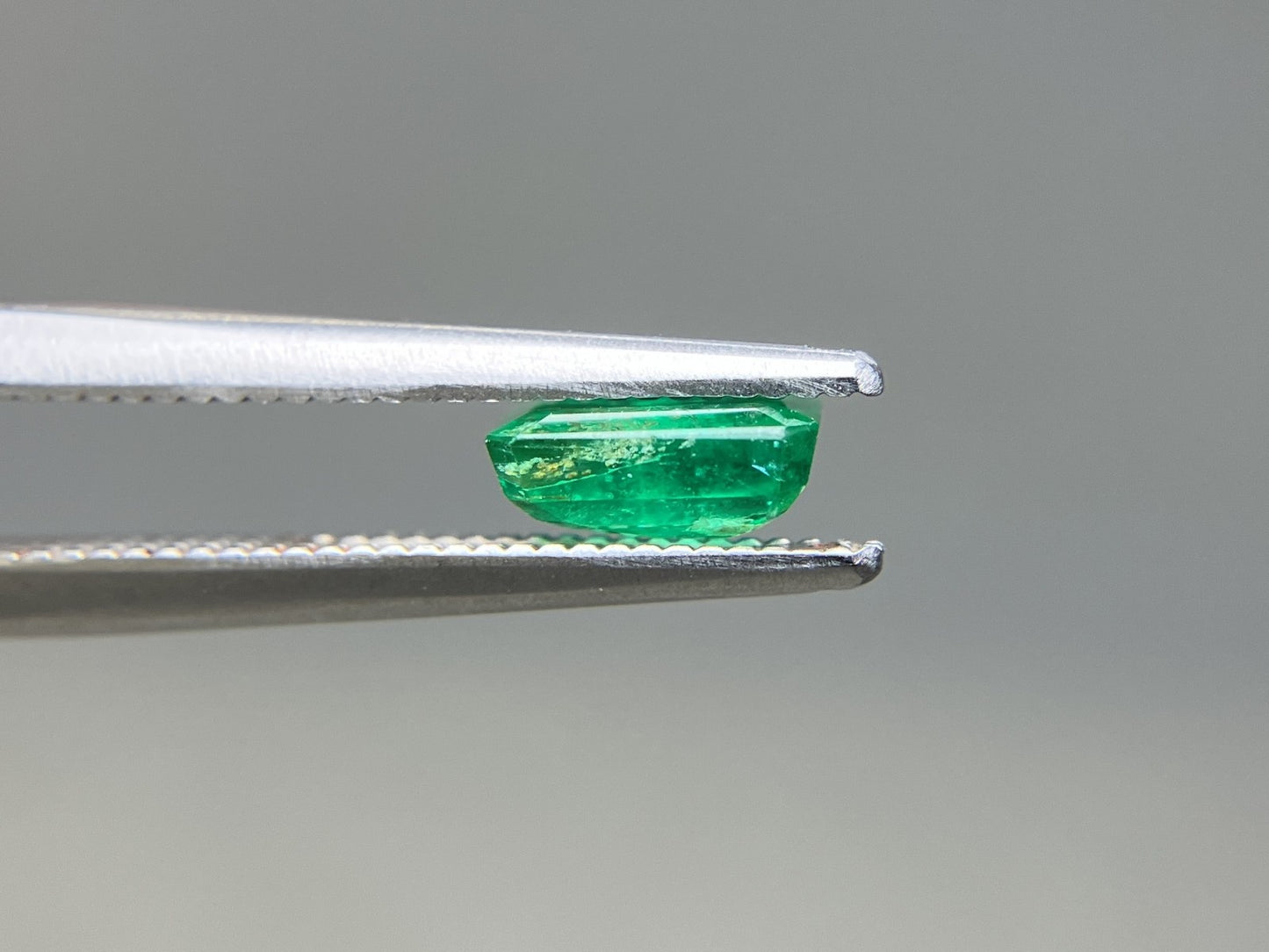 エメラルド 天然 0.916ct 宝石ソーティング付き 6.3㎜×5.6㎜×2.6㎜ ルース（ 裸石 ） 8201YY