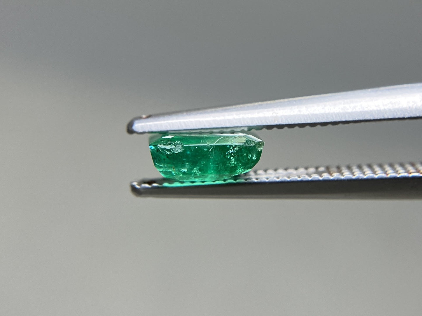 エメラルド 天然 0.916ct 宝石ソーティング付き 6.3㎜×5.6㎜×2.6㎜ ルース（ 裸石 ） 8201YY