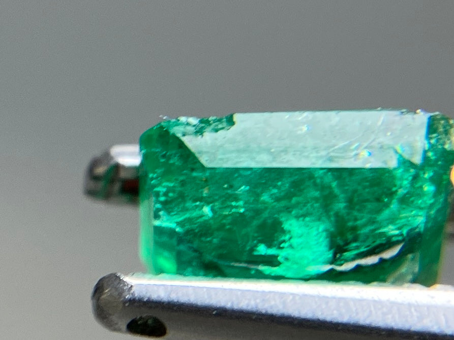 エメラルド 天然 0.916ct 宝石ソーティング付き 6.3㎜×5.6㎜×2.6㎜ ルース（ 裸石 ） 8201YY