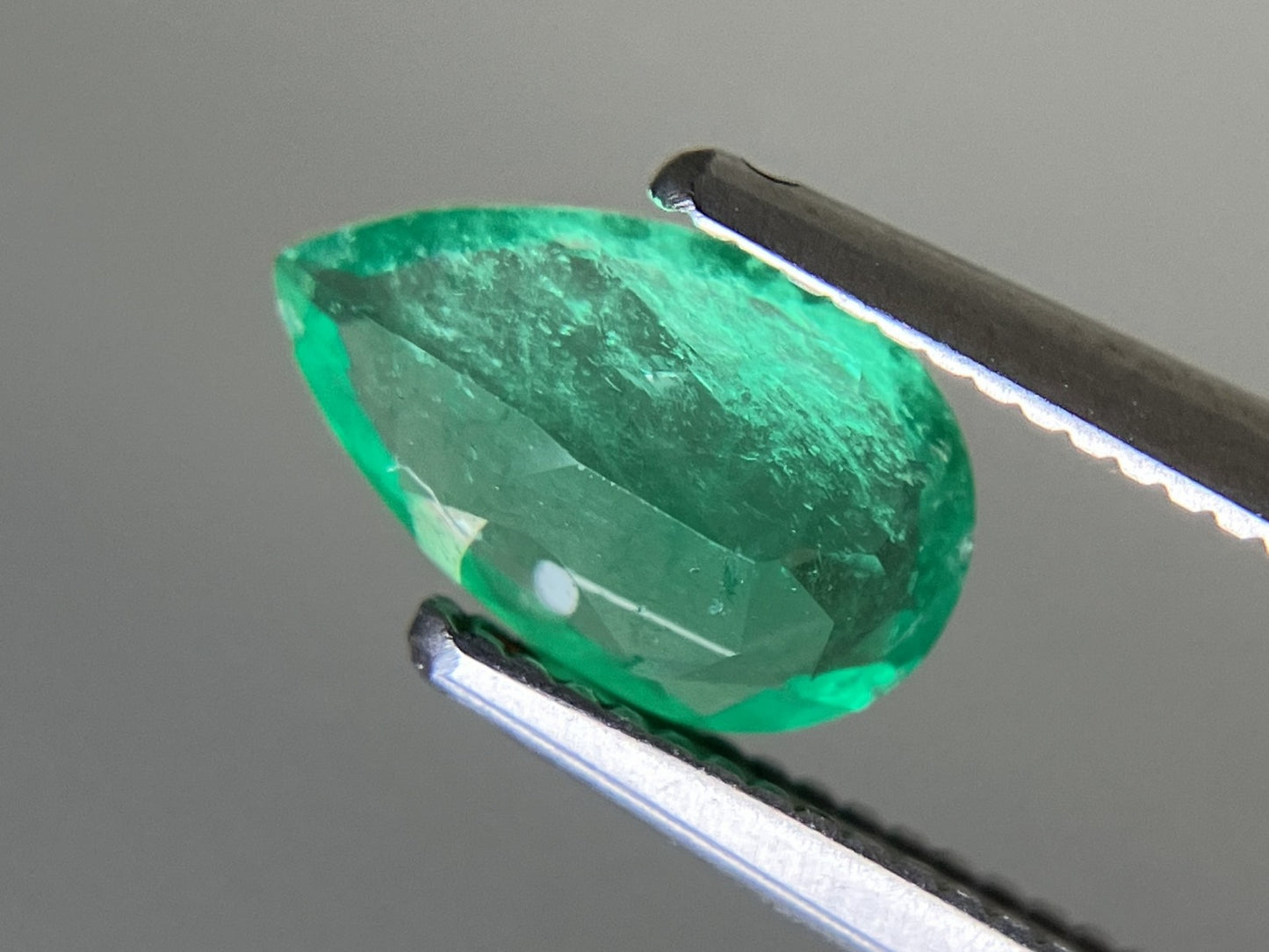 エメラルド  天然  0.766ct  中央宝石ソーティング付き  8.65㎜×5.26㎜×3.18㎜   天然 ルース（ 裸石 ） 5184YY