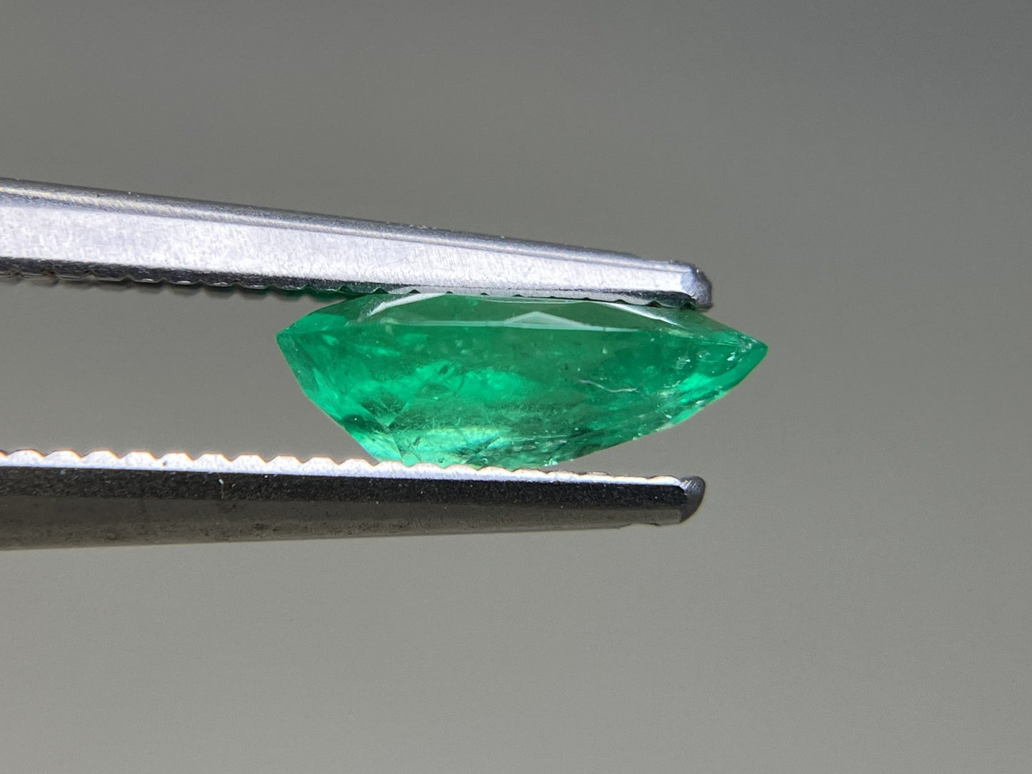 エメラルド  天然  0.766ct  中央宝石ソーティング付き  8.65㎜×5.26㎜×3.18㎜   天然 ルース（ 裸石 ） 5184YY