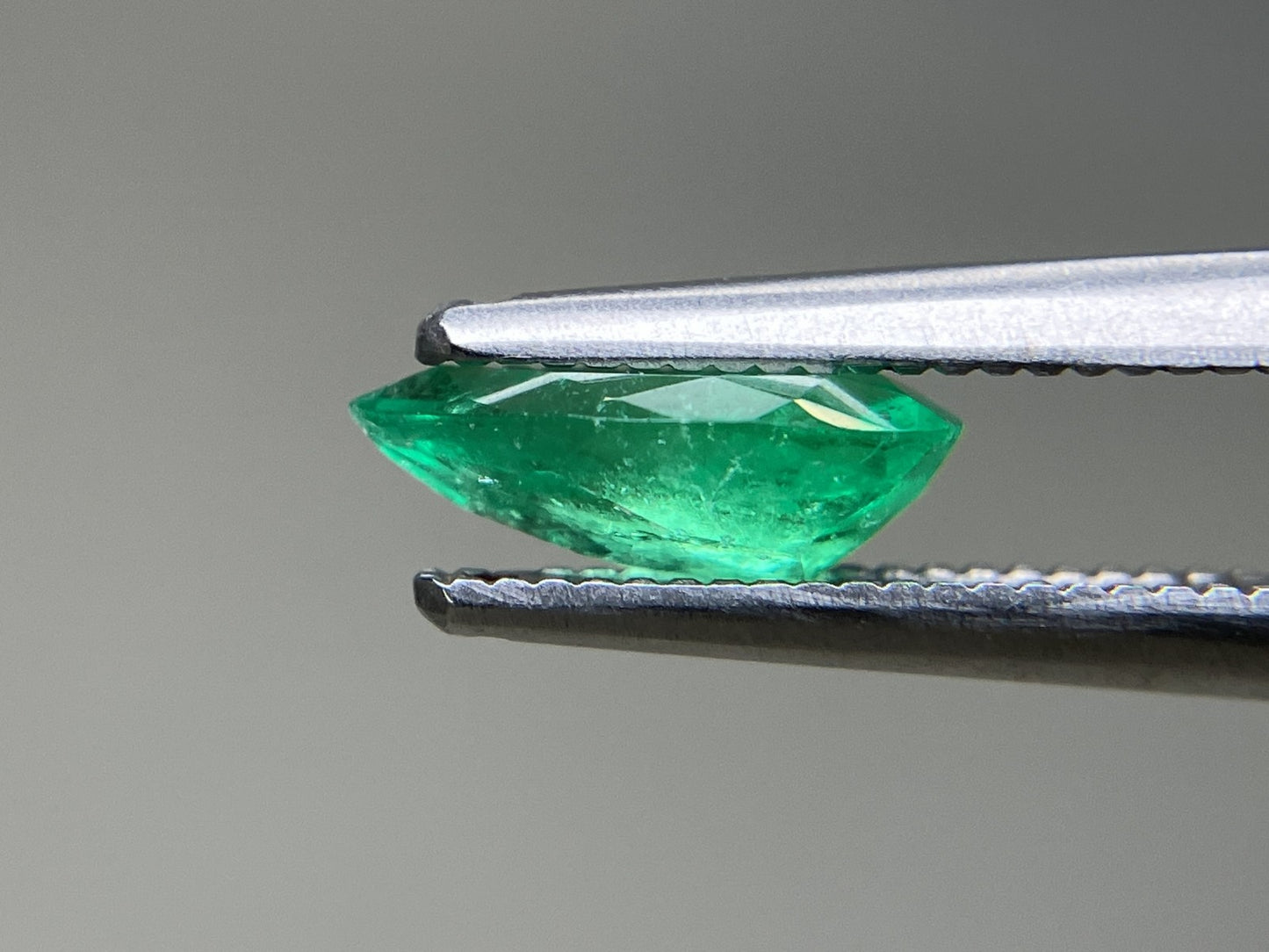 エメラルド  天然  0.766ct  中央宝石ソーティング付き  8.65㎜×5.26㎜×3.18㎜   天然 ルース（ 裸石 ） 5184YY
