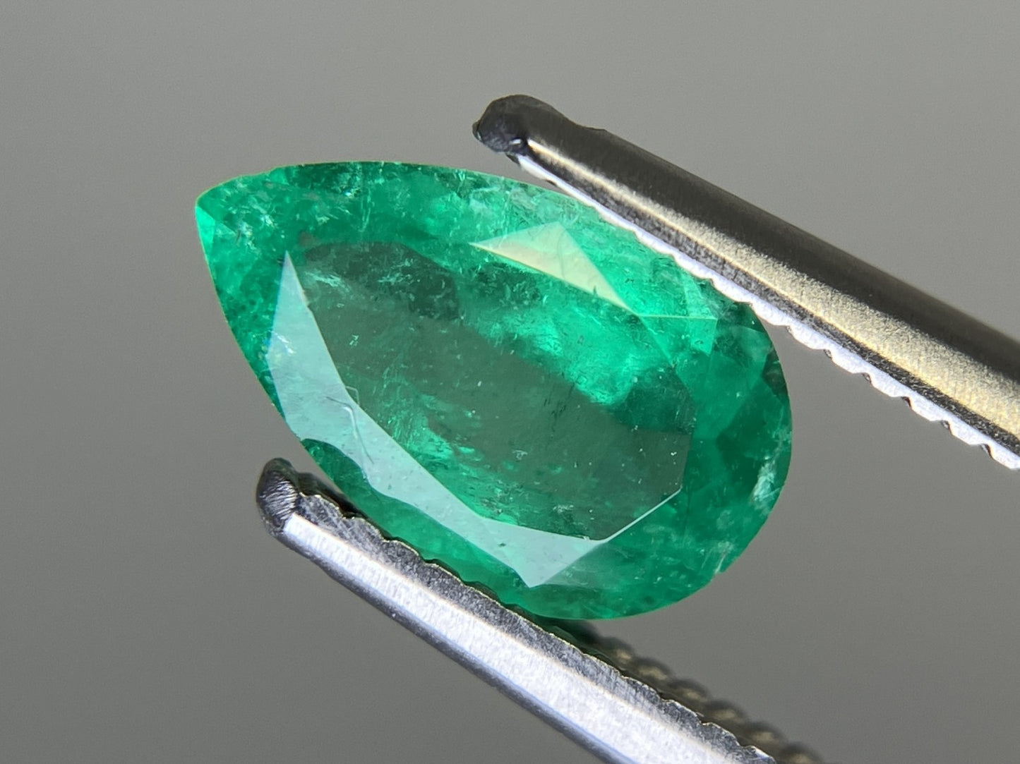 エメラルド  天然  0.766ct  中央宝石ソーティング付き  8.65㎜×5.26㎜×3.18㎜   天然 ルース（ 裸石 ） 5184YY
