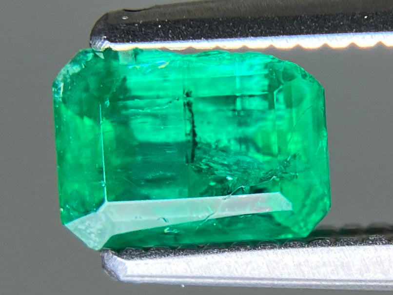 エメラルド 天然 0.645ct 宝石ソーティング付き 6.0㎜×4.5㎜×3.2㎜ ルース（ 裸石 ） 8227YY