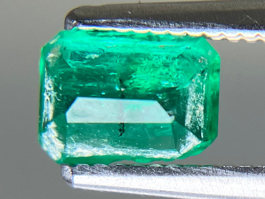 エメラルド 天然 0.645ct 宝石ソーティング付き 6.0㎜×4.5㎜×3.2㎜ ルース（ 裸石 ） 8227YY