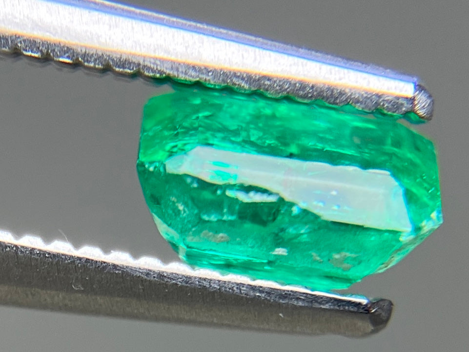 エメラルド 天然 0.645ct 宝石ソーティング付き 6.0㎜×4.5㎜×3.2㎜ ルース（ 裸石 ） 8227YY