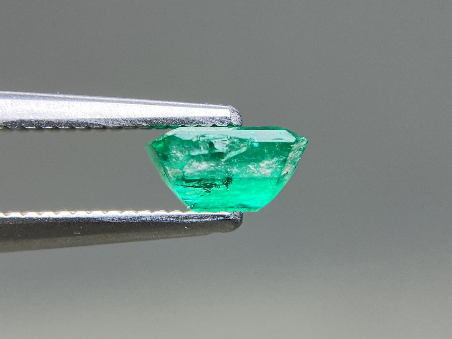 エメラルド 天然 0.645ct 宝石ソーティング付き 6.0㎜×4.5㎜×3.2㎜ ルース（ 裸石 ） 8227YY