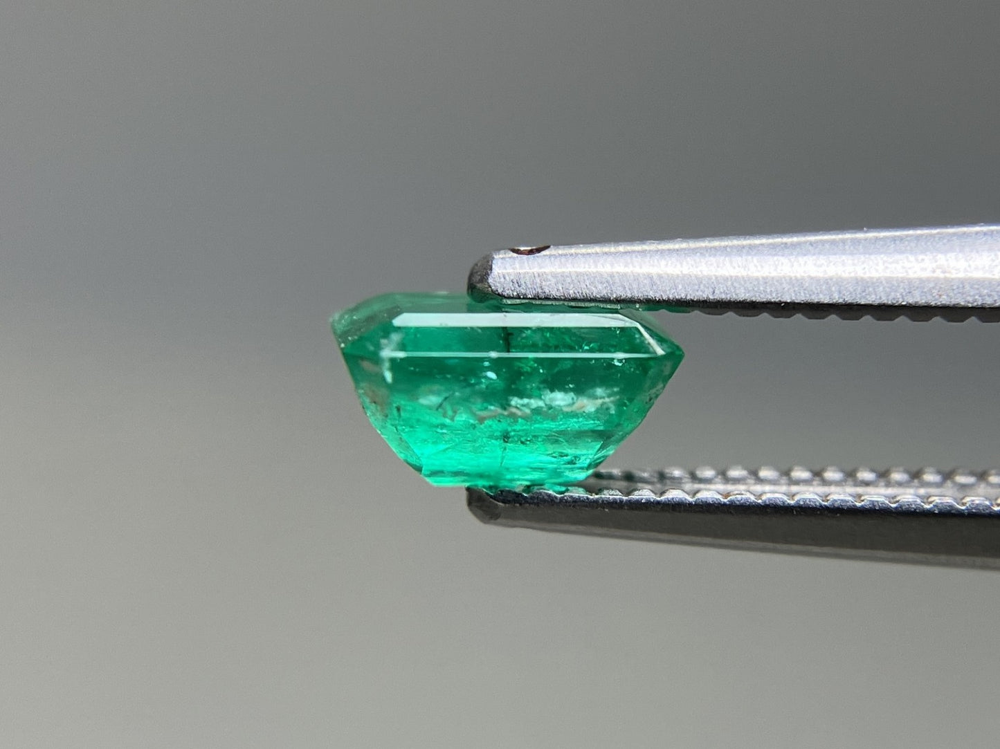 エメラルド 天然 0.645ct 宝石ソーティング付き 6.0㎜×4.5㎜×3.2㎜ ルース（ 裸石 ） 8227YY