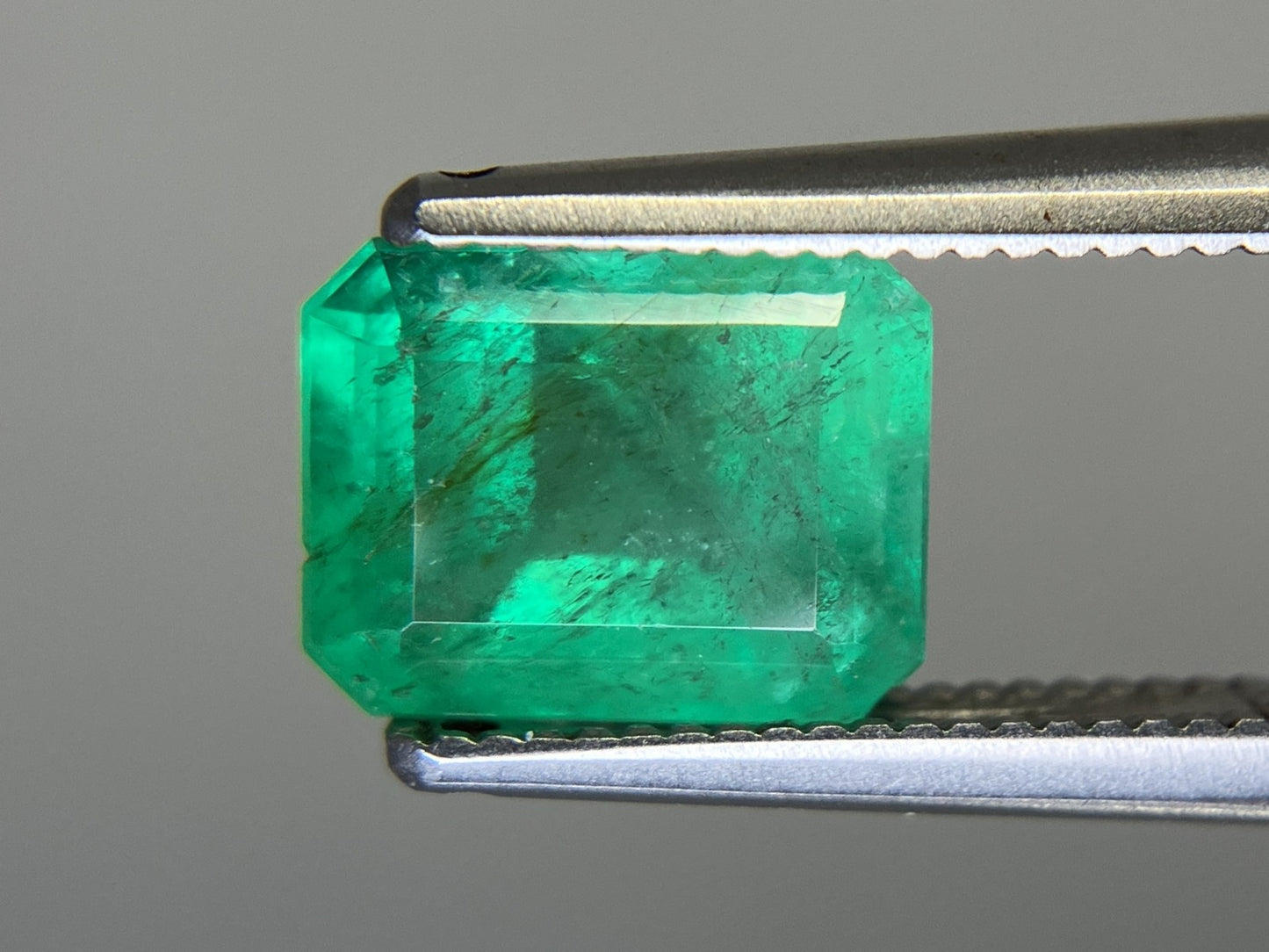 エメラルド  天然  1.782ct  中央宝石ソーティング付き  8.13㎜×6.48㎜×4.86㎜   天然 ルース（ 裸石 ） 5194YY