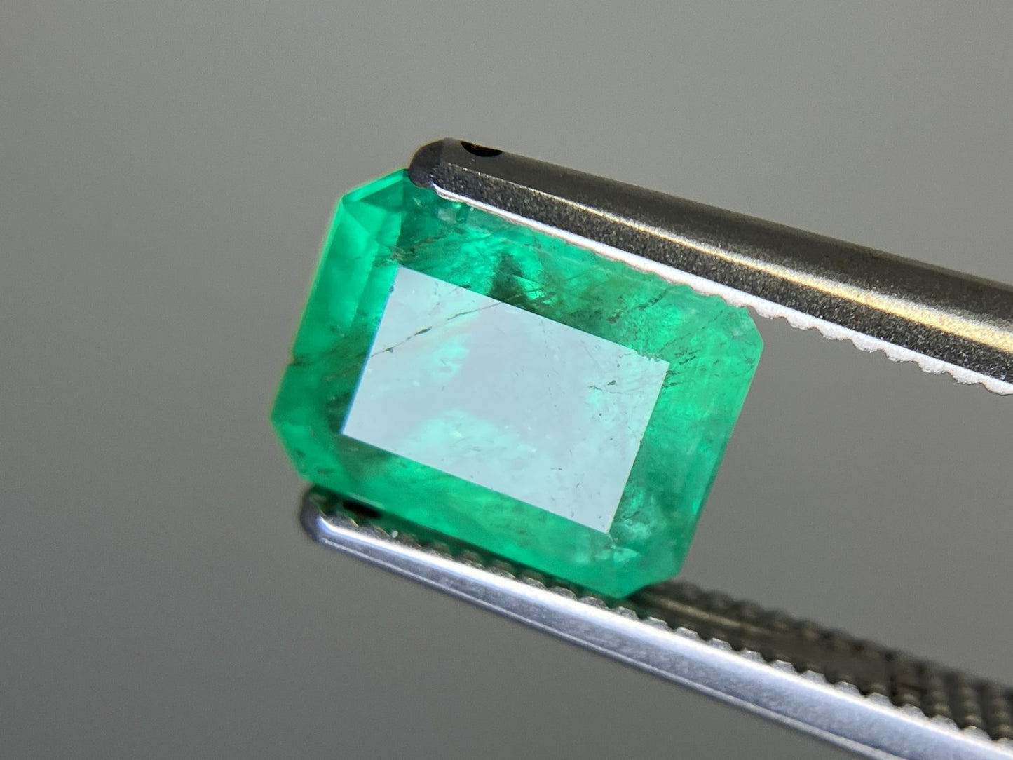 エメラルド  天然  1.782ct  中央宝石ソーティング付き  8.13㎜×6.48㎜×4.86㎜   天然 ルース（ 裸石 ） 5194YY