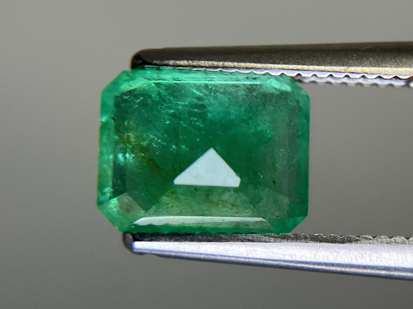 エメラルド  天然  1.782ct  中央宝石ソーティング付き  8.13㎜×6.48㎜×4.86㎜   天然 ルース（ 裸石 ） 5194YY
